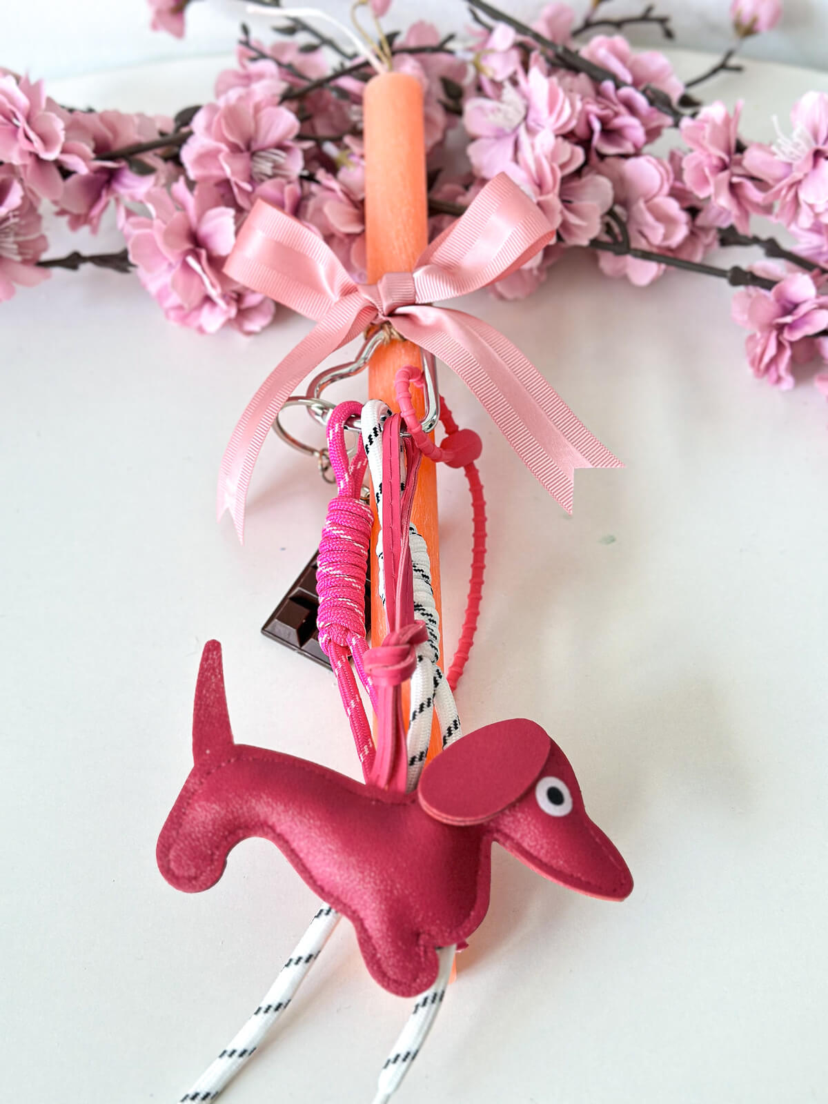 Χειροποίητη Αρωματική Λαμπάδα με Κυλινδρικό Κερί και Μπρελόκ Σκυλάκι (Σομόν) Χειροποίητη Αρωματική Λαμπάδα με Κυλινδρικό Κερί και Μπρελόκ Σκυλάκι (Σομόν)