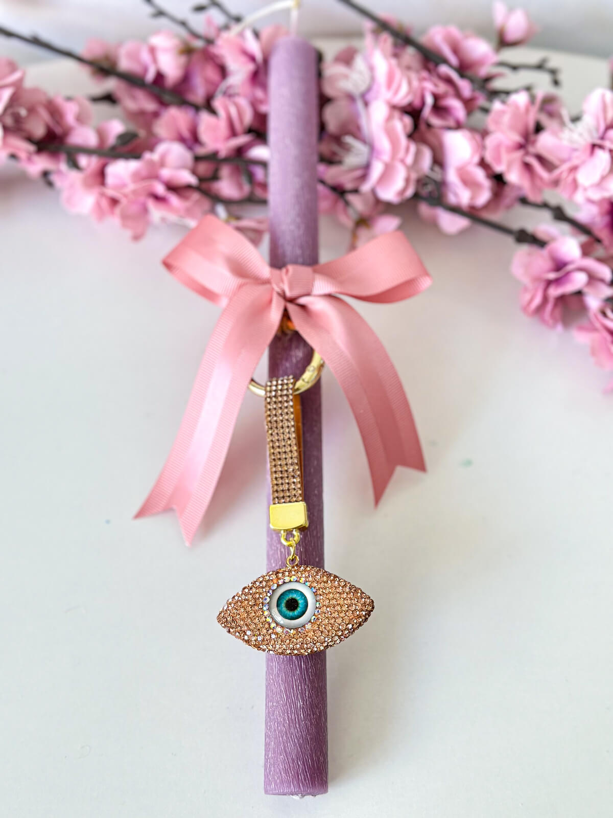 Χειροποίητη Αρωματική Λαμπάδα με Κυλινδρικό Κερί και Μπρελόκ Μάτι (Ροζ Χρυσό) Χειροποίητη Αρωματική Λαμπάδα με Κυλινδρικό Κερί και Μπρελόκ Μάτι (Ροζ Χρυσό)