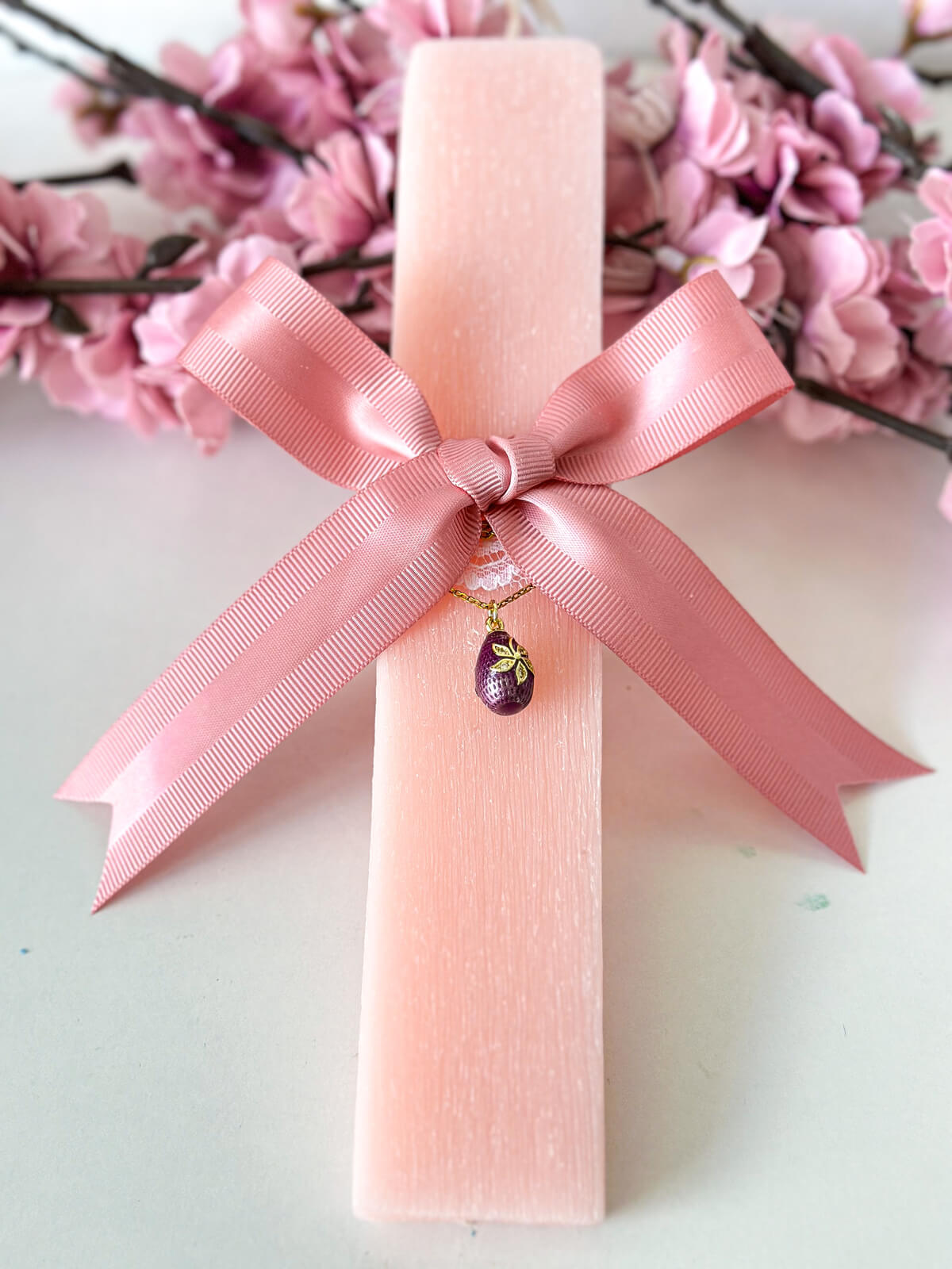 Χειροποίητη Αρωματική Λαμπάδα με Πλακέ Κερί και Κολιέ Αυγό (Μωβ) Χειροποίητη Αρωματική Λαμπάδα με Πλακέ Κερί και Κολιέ Αυγό (Μωβ)