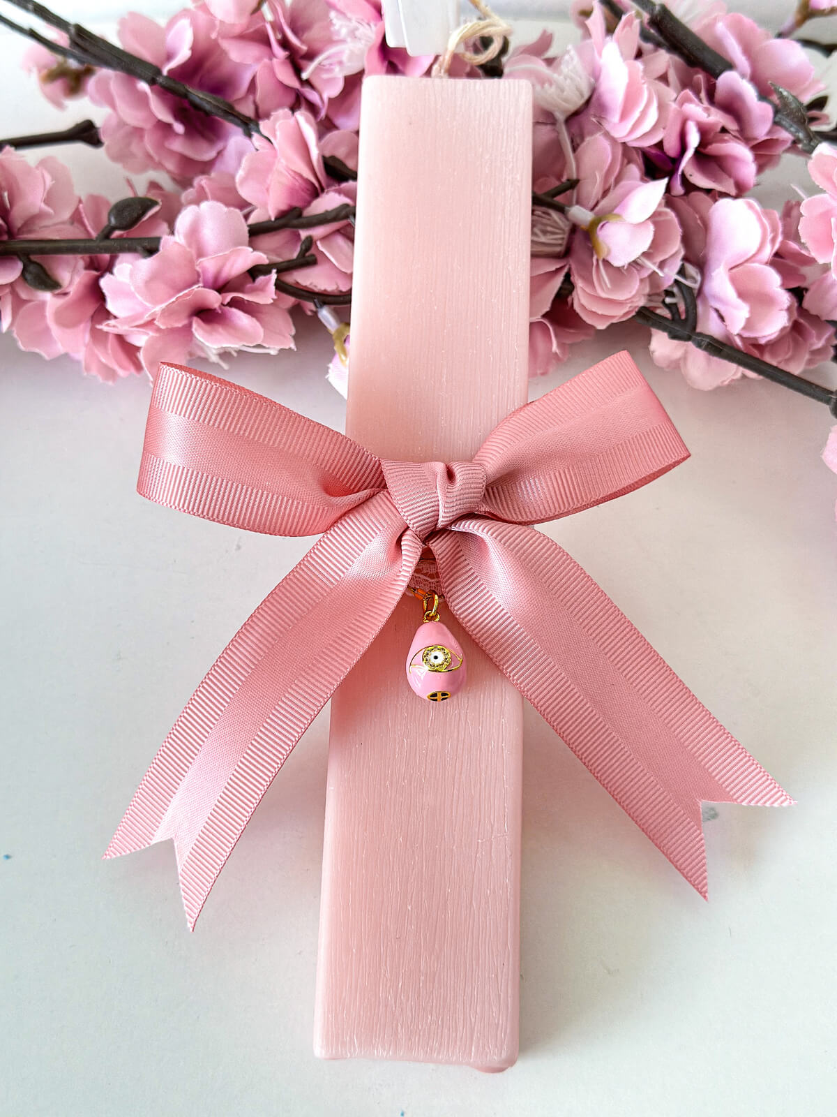 Χειροποίητη Αρωματική Λαμπάδα με Πλακέ Κερί και Κολιέ Αυγό (Ροζ) Χειροποίητη Αρωματική Λαμπάδα με Πλακέ Κερί και Κολιέ Αυγό (Ροζ)