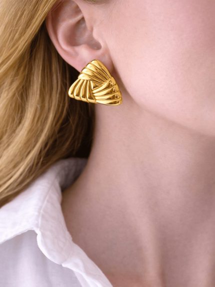 Ατσάλινα Σκουλαρίκια σε Τρίγωνο Ανάγλυφο Σχέδιο